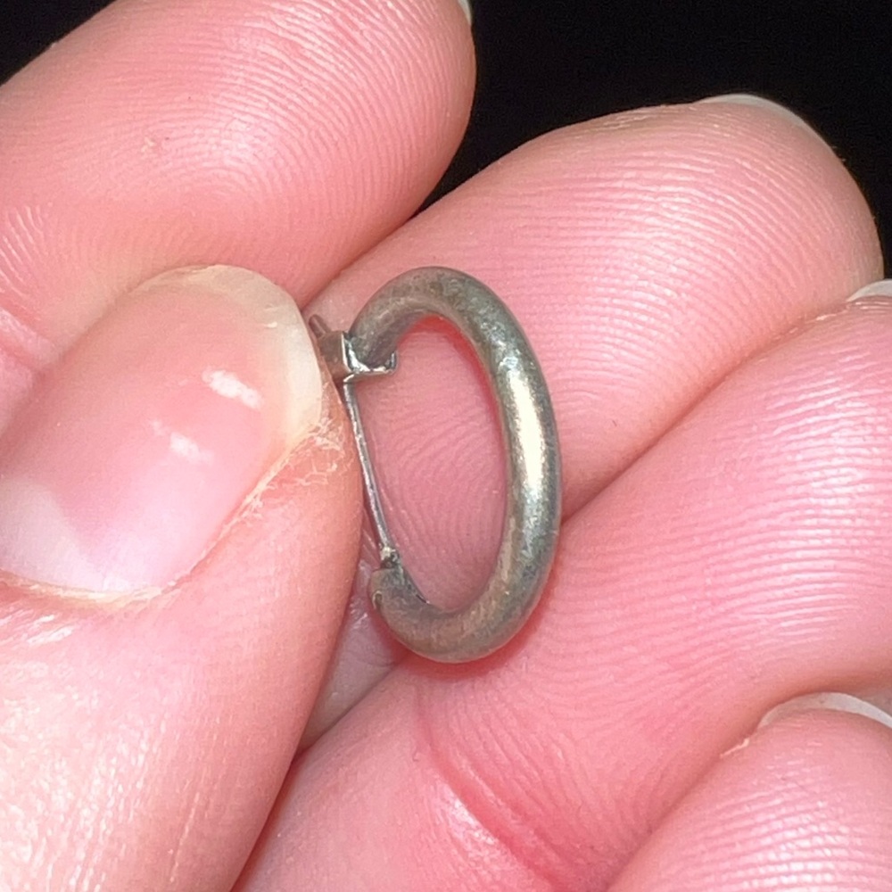 ⭐️Vintage Small Silver Metal Hoop Earrings - Picture 10 of 12